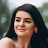 coordenadora de eventos recomendando pulseiras de identificação PasseVip